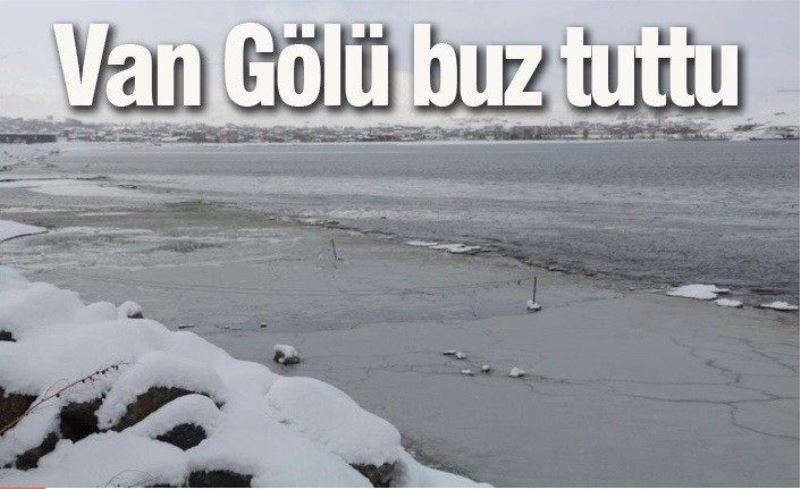 Van Gölü buz tuttu