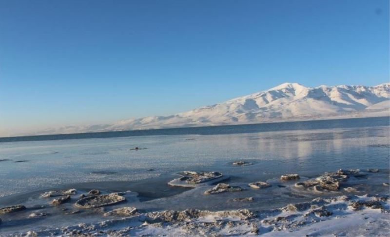 Van Gölü'nün yüzeyi buz tuttu