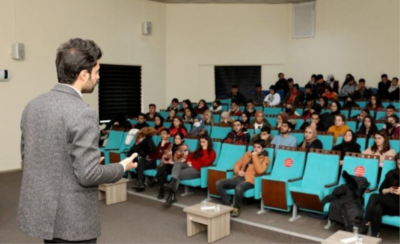 YKS’ye hazırlanan öğrencilere seminer