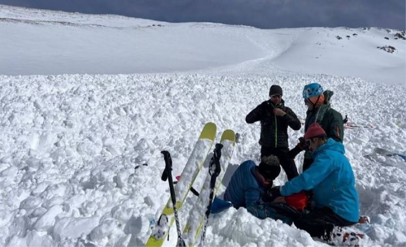 Çığ altında kalan turistler tekrar kayak yaptı