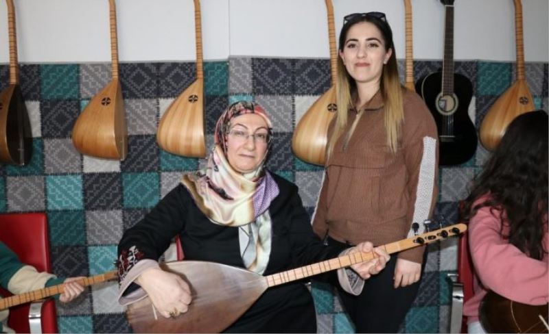 Çocukluk hayalini gerçekleştirmek için bağlama kursuna gidiyor