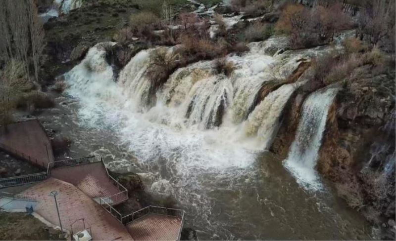 Havaların ısınmasıyla birlikte Muradiye Şelalesi coştu