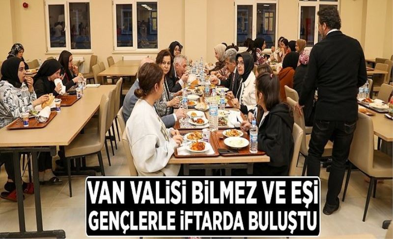 Vali Bilmez ve eşi gençlerle iftarda buluştu