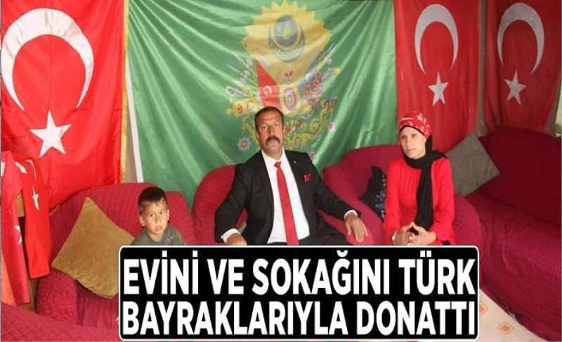 Evini ve sokağını Türk bayraklarıyla donattı