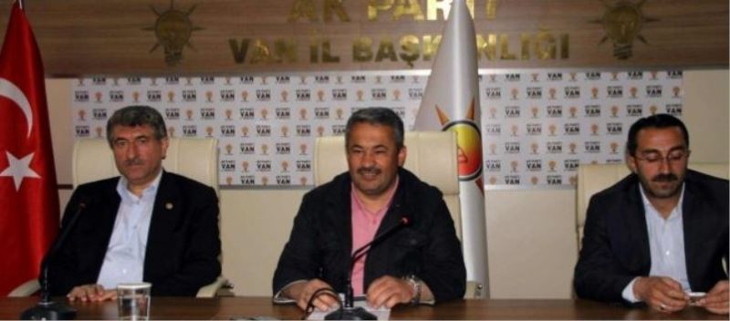 AK Parti Van İl ve 11 ilçe başkanı, yönetimiyle görevlerinden istifa ettiler. 