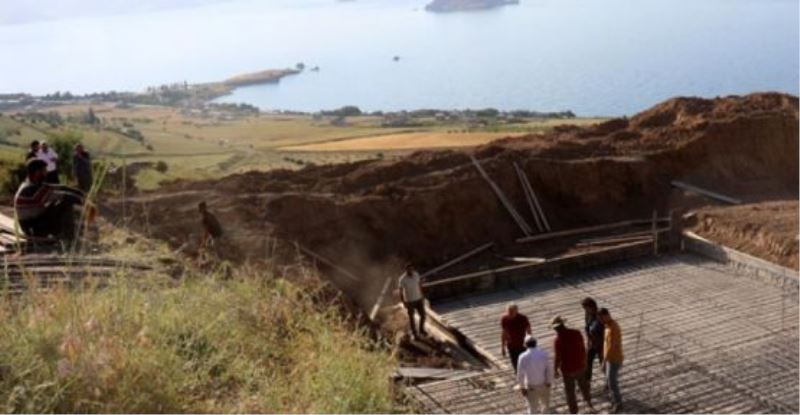 Akdamar’a tatlı su götürme çalışmaları sürüyor