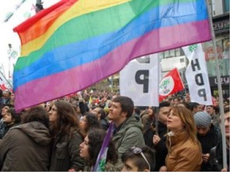 Atatürk Heykellerine ve LGBT’ye Selam