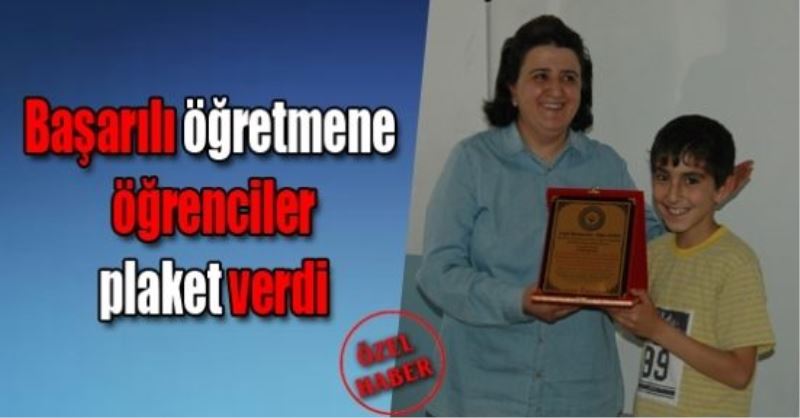 Başarılı öğretmene öğrenciler plaket verdi