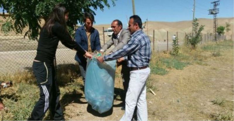 Başkale’de gönüllü çevre temizliği…