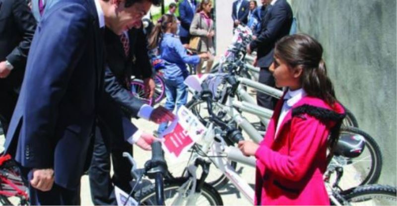 Başkale’de okul birincilerine bisiklet verildi