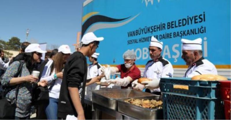 Büyükşehir’den, ayran aşı balık ikramı…