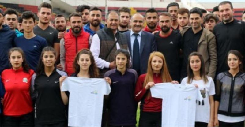 Büyükşehir’in sporculara desteği sürüyor