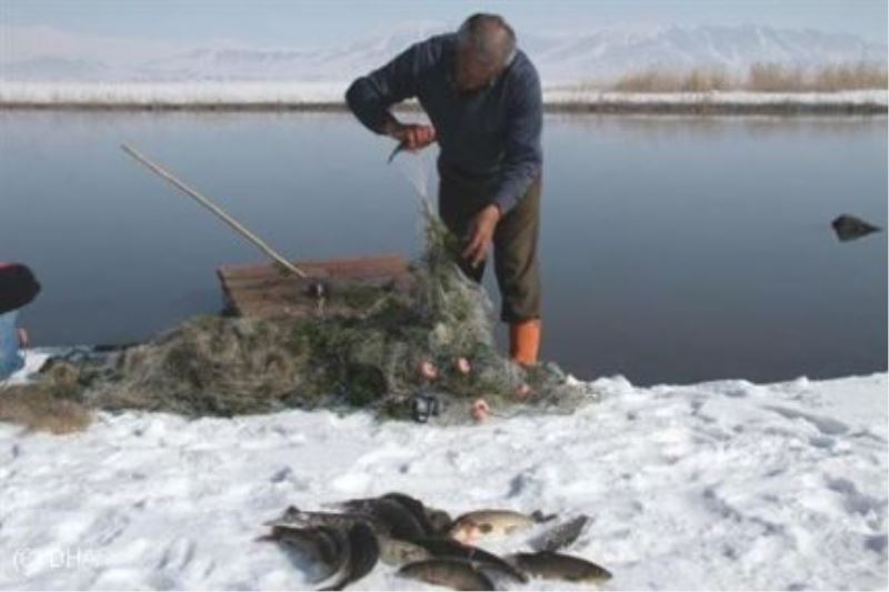 Buz Gibi Havada Balık Avlıyorlar