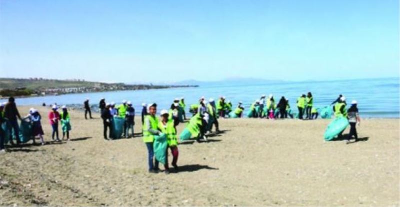 Edremit’teki Van Gölü sahilleri temizlendi