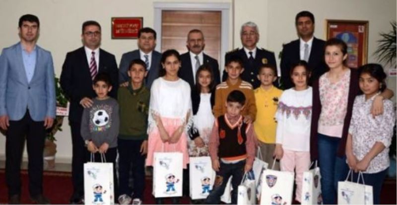 Emniyet Müdürü Ekici’den, çocuklara hediye…