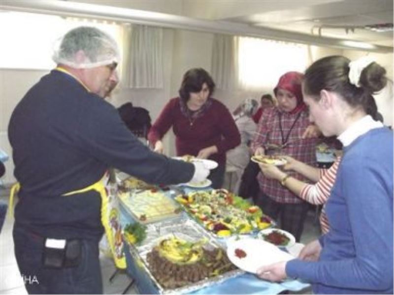 Ev Kadınları Aşçılık Kursunda Yemek Yapmayı Öğreniyor