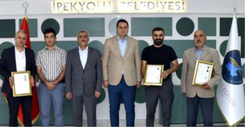 İpekyolu’ndaki esnaflar yeni ruhsatlarını aldı