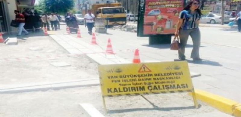 Kaldırımlarda düzenleme çalışmaları devam ediyor