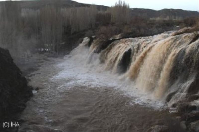 Kar Suları Muradiye Şelalesinin Rengini Değiştirdi