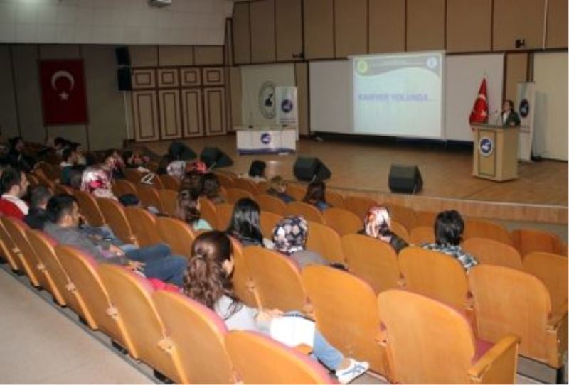 `Kariyer Yolunda Başarı` konferansı