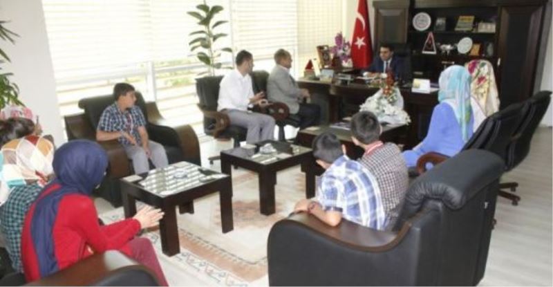 Kırekin, Van’ı temsil eden öğrencileri ödüllendirdi