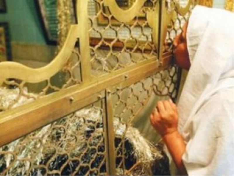 ’Mezar-türbe’ düşmanlığı ve kutsamacılığı arasında..