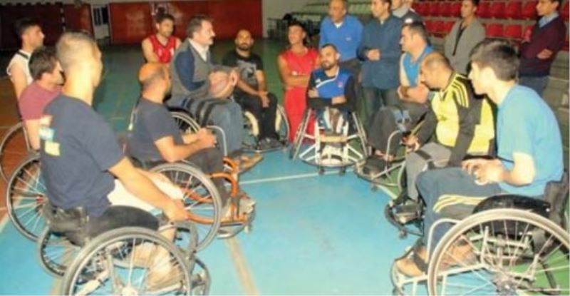 Müdür Ceylani’den basketbol takımına moral ziyareti