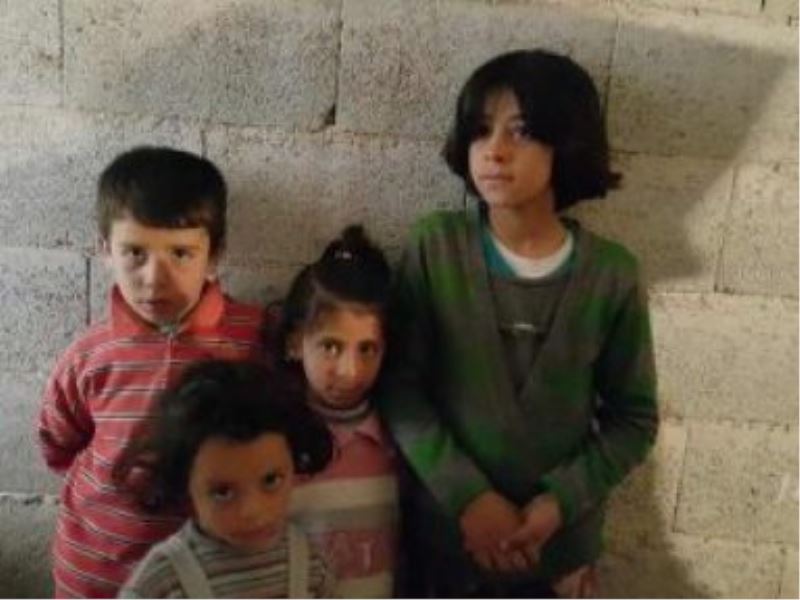 O Duvarın Önünde 4 Suriyeli Çocuk Bize Bakıyordu!