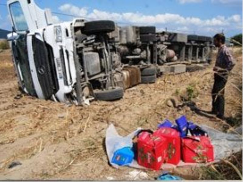 Osmaniye’de gıda yüklü TIR devrildi