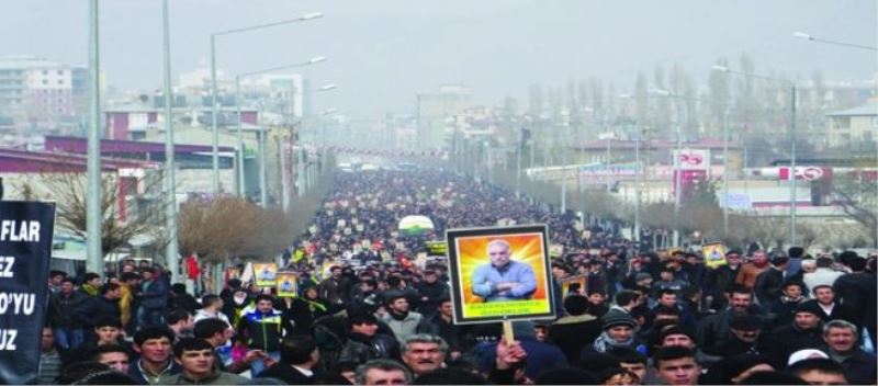 ÖZDAL ÜÇER: BAŞKA HESAP PEŞİNDEDİR 