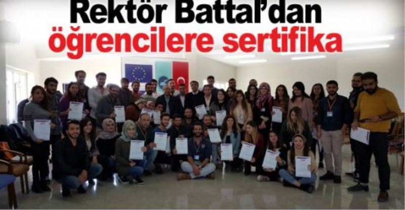 Rektör Battal öğrencilere sertifikalarını verdi