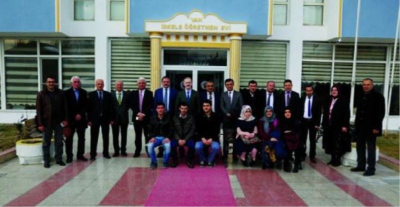 Tuşba Belediyesi, dereceye giren öğrencileri umreye uğurladı
