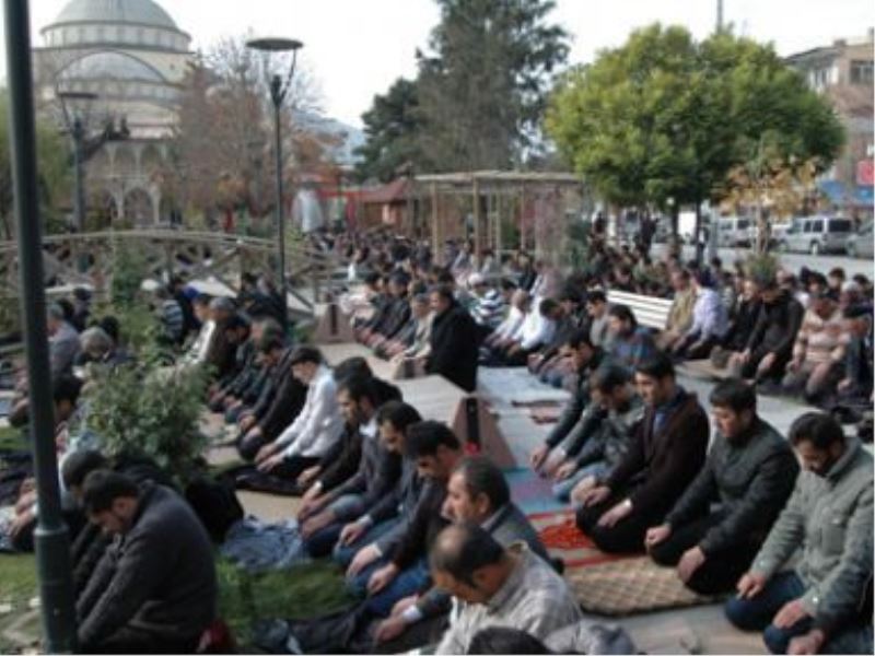 Ulu Camii Kapandı Cemaat Camilere Sığmadı