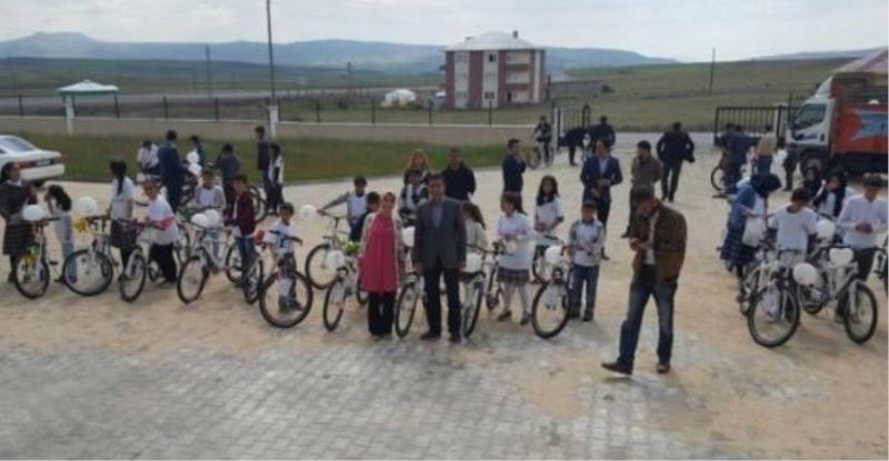 Van HSM, Özalp’ta bisiklet dağıttı