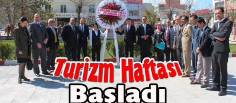 VAN’DA TURİZM HAFTASI ÇELENK KOYMA TÖRENİYLE BAŞLADI